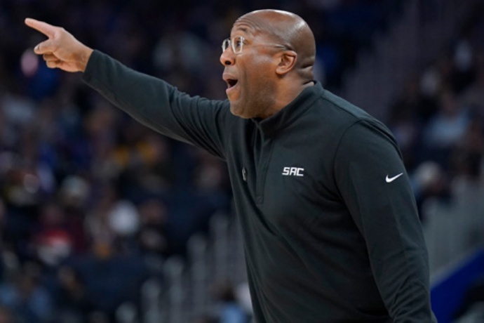 尼克斯官宣迈克・布朗出任主帅：两届最佳教练能否带队冲冠？