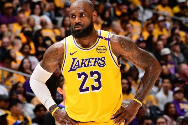 詹姆斯回家遇阻：骑士报价悬殊，米切尔公开反对